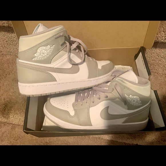 Air Jordans Mids.Beautiful size 9 just an awesome sneaker.👟Like new & authentic - Picture 2 of 13